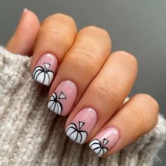 Pinkish Press On Nails With Pumpkin Design Item Id: Th29770 Color Tone: Pink,Fair Nail Shape: Square Shape Nail Length: Short Nail Pattern: Holiday Elements Nail Finishes: Glossy Pumpkin Nail Designs, Nails Short Square, Nails For Women