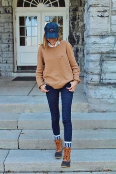 Duck boots are perfect for a preppy outfit! College Outfits Winter, Preppy Winter, Preppy School, Casual Chique, Casual Preppy Outfits, Looks Party