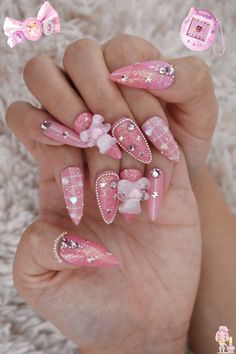 short acrylic nails designs kawaii Press On Nails Kawaii, Kawaii Nails With Charms, Pink Nails Kawaii, Nail Charm Designs, Cute Kawaii Nails, Silly Nails, Pink Nails Art, Harajuku Nails, Nails Vintage