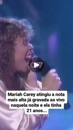 a woman singing into a microphone in front of a blue background with the words maria carry attingu a nota mais ata