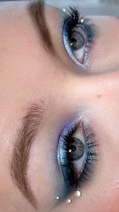 Blue Makeup Looks Green Eyes, Blue Makeup Blue Eyes, Blue Makeup Glitter, Sea Makeup Looks, Ocean Eye Makeup, Sea Inspired Makeup, Blue Eye Wedding Makeup, Silver Glitter Makeup Looks, Interesting Makeup Looks