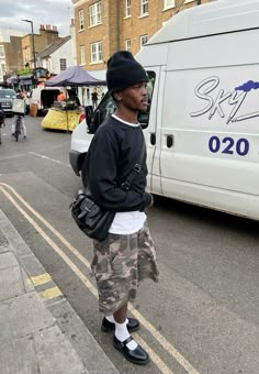 Camo shorts baggy streetwear london style fashion inspo men menswear blackguy bag boots loafers maryjanes sweater vintage thrifted hat beanie stussy Beanies Outfit Men, Beanie Streetwear Outfit, Camo Shorts Men Outfit, Stussy Lookbook, Camo Shorts Outfit, Fashion Inspo Men, Stussy Beanie, Beanie Outfit Men, Streetwear London