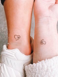 Friendship travel tattoo Beachy Best Friend Tattoos, Sister Travel Tattoos, Mother Daughter Travel Tattoos, Travel Bestie Tattoos, Matching Travel Tattoos Best Friends, Tattoos That Represent Friendship, Girls Holiday Tattoo, Tattoo Ideas Besties, Girls Matching Tattoos