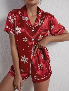 Satin Short Sleeve Shirt, Women Christmas Pajamas, Pijama Satin, Satin Short Sleeve, Satin Pyjamas, Christmas Pyjamas, Tops And Shorts, Shop Dresses Online, Satin Pj Set