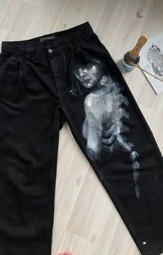 Paint Ideas For Clothes, Bleaching Black Pants, Painted Shorts Diy, Drawn Pants, Cool Pant Designs, Hand Painting Clothes, Painted Pants Ideas, Pants Paint Design, Handpainted Clothes