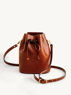 Bucket Bag Types Of Handbags, Diy Wedding Inspiration, Perfect Bow, Bucket Handbags, Utility Bag, Bucket Bags, Messenger Handbags, Handbag Pattern, Brown Crossbody