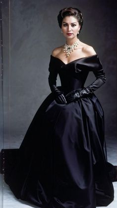 Elizabeth Taylor Style, Candy Magazine, Black Dress Aesthetic, Dark Purple Dresses, Poofy Dress, Classy Gowns, Fashion Gowns, Glamour Dress, Medieval Dress