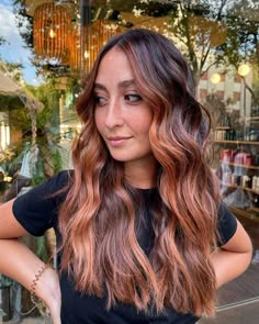 Cinnamon Hair With Shadow Root, Ginger Hair Brunette Roots, Pumpkin Spice Hair Balayage, Cowboy Copper Ombre Hair, Copper Hair With Black Roots, Cowboy Copper Balayage On Dark Hair, Root Smudge Red Hair, Cowboy Copper Hair Dark Root, Strawberry Brunette Balayage