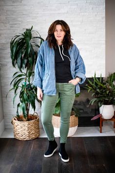 StyleDahlia wearing Free People quilted jacket, black hoodie, Spanx cargo pants and Vince High Tops. #styledahlia #winterstyle #cooljackets #freepeople #styleover40 #fashionover40 Free People Jacket Outfit, Jacket Outfit