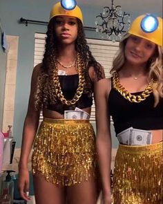 Halloween Group Costumes which are super funny Preppy Gold Digger Costume, Gold Miner Costume, Cute Simple Costumes, Frat Halloween Costumes, Drink Halloween Costumes, Best Friend Costumes For Halloween, Money Halloween Costume