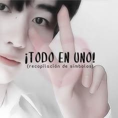 a man holding his hand up in front of his face with the words i todo en uno