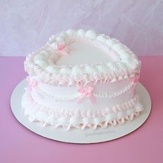 Fake Cake Vintage, Clay Coquette, Cottagecore Cake, Retro Cakes, Pink Heart Cake, Vintage Style Cake, Love Heart Cake, Birthday Cake Pink, February Girl