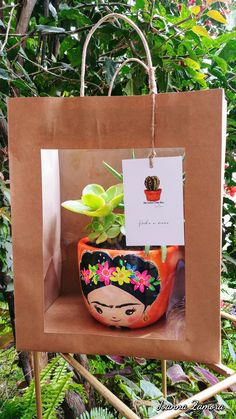 Maceta pintada a mano Plant Crafts For Kids, Paper Bouquet Diy, Garden Diy On A Budget, Garden Center Displays, Hamper Gift Basket, Notepad Gift, Cactus Party, Painted Pots Diy, Craft Booth Displays