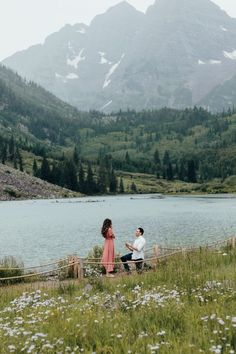 A guy proposing to his girlfriend in Maroon Bells Colorado by Jessica Margaret Photography Proposal Wedding Ideas, Big Proposal Ideas, Background Proposal, Will You Marry Me Proposals, Cottage Core Proposal, Cottagecore Proposal, Proposal Venue Ideas, Private Wedding Proposal, Intimate Engagement Proposal Ideas