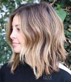 moderne frisuren frauen braune haare mit blonden strähnen mittellange haare style ideen für frisuren Thick Bob Haircut, Mid Haircuts, Long Layered Bob Hairstyles, Angled Hair, Lob Hairstyles, Long Layered Bob, Balayage Bob, Womens Haircuts Medium, Medium Layered Haircuts