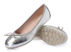 Step into summer elegance with these exquisite ballerina flats, designed to complete your look with a touch of trendy style. Ideal for casual occasions, these shoes feature a charming bowknot and a pointed toe for a stylish touch. The slip-on style in synthetic leather offers a refined aesthetic. With a TPR outsole and EVA insole, they provide all-day comfort. Specifications Brand Name: GeraldBlack Flats Type: Ballet FlatsUpper Material: Synthetic LeatherToe Shape: Pointed toeOrigin: Mainland ChinaSeason: Spring/AutumnOccasion: CasualClosure Type: Slip-OnItem Type: FlatsFashion Element: ShallowDepartment Name: AdultStyle: ConciseOutsole Material: TPRInsole Material: EVAPattern Type: SolidModel Number: WO-SE-0349Fit: Fits true to size, take your normal sizeLining Material: Synthetic Leather Summer Elegance, Refined Aesthetic, Trendy Style, Ballerina Flats, Flat Shoes, Synthetic Leather, Summer Women, Trendy Fashion, Shoes Flats