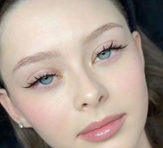 Dark Eye Makeup For Blue Eyes, Baby Doll Lashes, Lashes Aesthetic, Cat Eye Lash, Perfect Eyelashes, Makeup Tut, Fake Lashes, Longer Eyelashes, Makeup For Brown Eyes