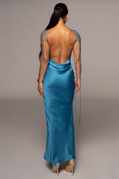 Unser neues Aqua Blue Irresistible Satin Maxi Dress bietet zeitlosen Glamour in einem eleganten Maxi-Design aus ultraglattem Satinstoff. Dieses umwerfende Satinkleid verfügt über einen schicken Wasserfallausschnitt mit verstellbaren Schulterträgern mit Fliege und einen tief drapierten Wasserfallausschnitt am Rücken, der etwas Haut zum Vorschein bringt. Meerjungfrauen-Saum. Keine Dehnung. Einseitig gefüttert.

 Materialien: 100 % Polyester
 Länge: (vollständig) 61 Zoll.
 Produktherkunft: Importie Satin Blue Prom Dress, Ocean Blue Dress, Backless Blue Dress, Aqua Color Dress, Blue Backless Dress, Blue Satin Maxi Dress, Azure Dress, Aqua Blue Dress, Blue Satin Dress