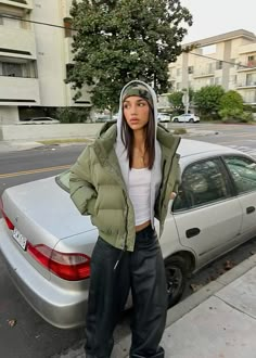 Nyc Winter Outfits Cold Weather Street Style, London Baddie, Rain Jacket Aesthetic, Fashion Killa Winter, London Street Wear, Raining Outfit, Nyc Fashion Aesthetic, Streetwear Fashion Winter, Layered Outfits