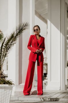 Fabric: High quality suiting fabric crepe diagonal Composition: 65% Cotton, 35% Polyester Included: jacket and pants Peak-lapel Double-breasted Oversized suit Wide-leg pants Lining option: Fully-Lined Jacket vent: No vent 00s Mode, Woman In Red, Makijaż Smokey Eye, Woman Suit Fashion, Stil Elegant, Pantsuits For Women, Red Suit, Prom Outfits, Red Outfit