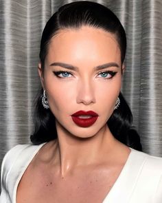 Adriana Lima com a clássica combinação olho gatinho + bocão vermelho Dark Red Lipstick Wedding Makeup, Wine Dress Makeup, Dark Red Lipstick Makeup, Vampy Lipstick, Vampy Makeup, Lipstick Dark Red, Red Carpet Makeup