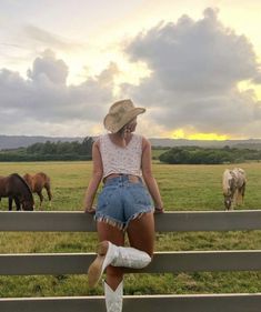 Boots Outfit Cowgirl, Cowgirl Fits, Country Girl Aesthetic, Coastal Cowgirl Aesthetic, Outfit Cowgirl, Cowgirl Photoshoot, Cowboy Boots Outfit, Aesthetic Country, Cowgirl Summer