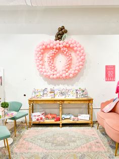 Pink balloons forming a pumpkin are attached to a white wall. The link takes you to a diy video to recreate the look. Fall Ideas Decorating, Ems Bag, Pumpkin First Birthday, Pumpkin Party, Balloon Decorations, Fall Pumpkins, Birthday Party Decorations, Make Your Own, Fall Decor