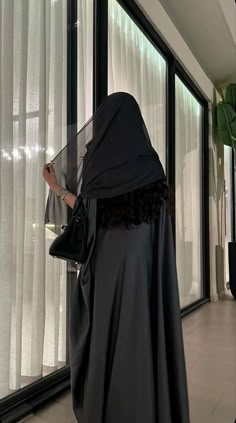 Qatar Outfits, New Trends 2023, Women Style Inspiration, Saudi Vibes, Abaya Aesthetic, Khaleeji Abaya, Abaya Fashion Dubai, Abaya Outfit, Abaya Design