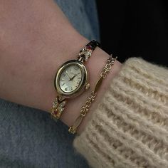 Classy Watches Women Chic, Gold Small Watches Women, Delicate Gold Watch Women, Delicate Gold Watch, Vintage Peekaboo Watch, Vintage Watch Stack, Tiny Watches Women, Womens Vintage Watches, Vintage Watch Bracelet