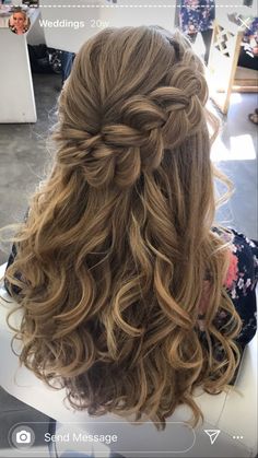 Jr Bridesmaid Hairstyles, Grad Hairstyles, Junior Bridesmaid Hair, Farewell Ideas, Jr Bridesmaid, Layered Curly Hair, Old Hairstyles, Simple Prom Hair, Cute Simple Hairstyles