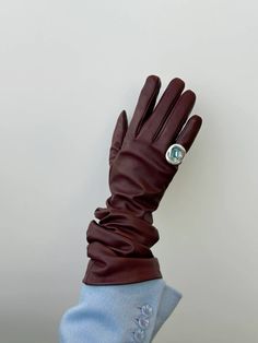 Leather Gloves Aesthetic, Alicia Keys Hairstyles, Gloves Aesthetic, Winter Chic, Fall Accessories, Wardrobe Basics, Colourful Outfits, Leather Gloves, Outfit Details