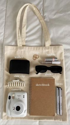 What Is In My Bag, Summer Bag Essentials, Everyday Bag Essentials, Aesthetic Bag, Backpack Essentials, School Bag Essentials, Travel Bag Essentials, Inside My Bag, Aesthetic Bags