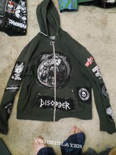 Crust Punk Hoodie, Back Patch Ideas, Crust Hoodie, Alt Clothes Diy, Diy Emo Clothes, Hoodie Patches, Punk Bag, Punk Ideas, Punk Hoodie