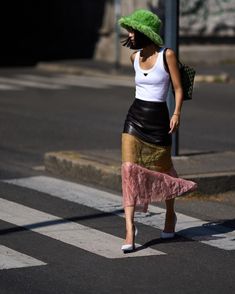 Street Style Summer, Paris Street, Moda Fashion, Photo Magazine, New Look, Sequin Skirt, Fashion Looks, Fashion Inspo