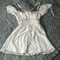 Beautifully Least White Dress With Embroidery And Silk Roses Embellished. Dress Is A Size Small, But Could Easily Fit Someone Who Is A Small Medium Cute Shirt Dresses, Dollette Dress, Baby Doll Dress Aesthetic, Baby Doll Dresses, Babydoll Dresses, Dress And Jeans, Baby Doll Dress, Dress Creator, Dolly Fashion