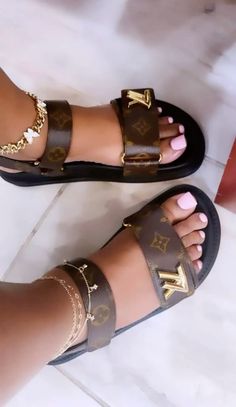 Coach Slides Outfit, Coach Slides, Rich Rich, Coach Sandals, Cute Slides, Pretty Sneakers, Pretty Sandals, Trendy Shoes Sneakers, Dr Shoes