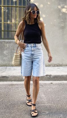 Bermuda Shorts Outfit Women, Long Shorts Outfits Women, Denim Bermuda Shorts Outfit, Long Denim Shorts Outfit, Jean Short Outfits, Shorts Outfits Women, Summer Shorts Outfits, Looks Black, Instagram Look