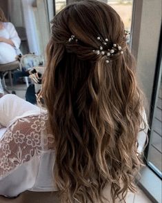 Boho bride hairstyle with flowers Bridal Hair With Babies Breath, Boho Wedding Hair Brown, Bridal Boho Hairstyles, Baby’s Breath Flower Hair, Wildflower Hair Wedding, Bride Hair With Flowers, Bridesmaid Hair With Flowers, Boho Bridal Hair Half Up, Half Up With Flowers