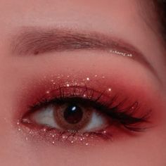 Red Looks Make Up, Red Aesthetic Makeup Looks, Prom Makeup Coral Dress, Quinceanera Red Makeup Ideas, Basic Red Eyeshadow Looks, Wine Red Makeup Look Simple, Sparkly Red Eye Makeup, Cute Red Eye Makeup, Simple Red Makeup Looks For Quince