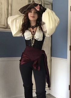 Pirate Halloween Costume Pirate Outfit Women, Ren Faire Outfits, Halloweenský Makeup, Pirate Dress, Pirate Cosplay, Female Pirate Costume, Pirate Halloween Costumes, Fair Outfits, Pirate Outfit