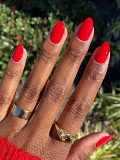 20 Ideas Fall Green Nails: Stylish and Elegant Ideas for the Season Red Nails By Skin Tone Range, Fall Nail Colors Dark Skin, Nail Polish Colors For Dark Skin, Nail Polish For Dark Skin Tone, Dark Skin Manicure, Nail Colors For Dark Skin, Cranberry Nails, Best Fall Nail Colors, Dark Skin Nail Color