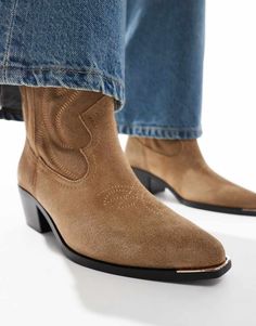 Schoenen van Stradivarius Landelijk chic Westernstijl Met treklusjes om makkelijk aan te trekken Afgeronde neus Goudkleurige biesjes Halfhoge blokhak Short Cowboy Boots, Maxi Dresses Fall, Look Short, Trainer Heels, Leggings Sale, Ballet Pumps, Cowboy Boot, White Trainers, Short Socks