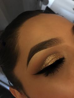 Grad Makeup, Gold Glitter Eyeshadow, Gold Glitter Makeup, Cheer Makeup, Makeup Cantik, Make Up Designs