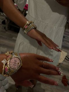 Womens Rolex Aesthetic, Rolex Watches Women Aesthetic, Rolex Aesthetic, Gold Rolex Women, Rolex Pink, Rolex Watches Women, Rolex Women, Expensive Jewelry Luxury, Wrist Jewelry