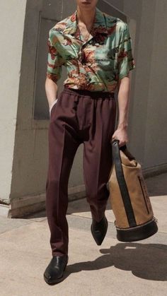 Man is wearing graphic silk collard shirt with burgundy pants. Scottsdale Quarter, Chique Outfit, Vintage Man, Look Retro, Mens Fashion Smart, Paris Mode, Hipster Mens Fashion, Mode Boho