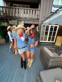 Cow Girl Festival Look, Chilifest Outfit, Wild Western Party, Cowgirl Themed Birthday Party Outfit, Cowgirl Cowboy Costume, Wild West Halloween Costumes, Cowboy Outfit Carnaval, Country Dress Up Day At School, Cow Girl Halloween Outfits