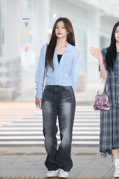 ITZY Itzy Yeji Airport, Yeji Itzy Airport Fashion, Itzy Airport Outfit, Yeji Casual Outfit, Yeji Itzy Outfit Casual, Itzy Casual Outfits, Kpop Idol Airport Outfit, Itzy Yeji Outfits, Casual Airport Outfit Winter