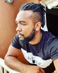 Short Dreads -_locandinspire Short Dreads Hairstyles, Dreads Hairstyles For Men, Mohawk Dreads, Dreads Short Hair, Long Mohawk, Short Dreadlocks Styles, Dreads Hairstyles, Dread Hairstyles For Men, Short Dreads