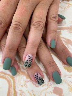 Green Leaf Nails Acrylic, Gel Nails Leaf Design, Nail Designs With Vines, Fall Gel Nails Designs Leaves, Acrylic Nails Leaf Design, French Tip With Leaf Design, French Tip Leaf Nail Art, Nail Art Designs Leaves, Neutral Nails With Leaf Design