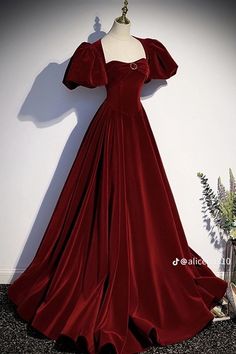 Ideal Aesthetic, Prom Dress Evening, 파티 드레스, Old Fashion Dresses, Chique Outfits, Prom Dress Inspiration, Burgundy Velvet, Pretty Prom Dresses, Fairytale Dress